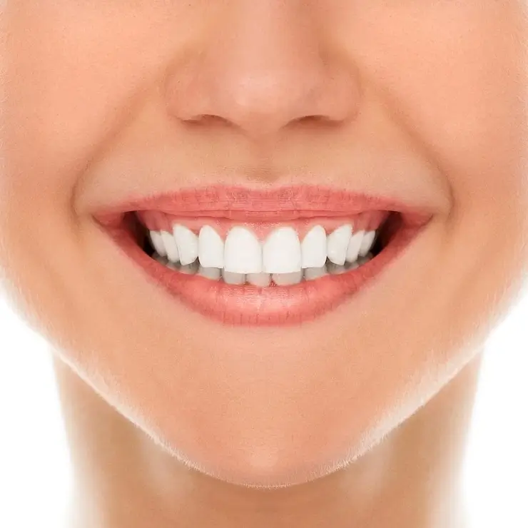 عکس از دندان فردی در حال لبخند زدن